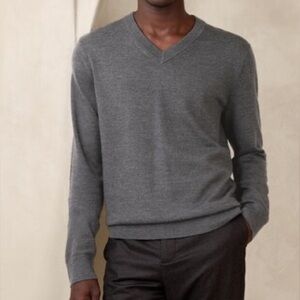 Banana Republic 100% Merino Wool Gray V-Neck Sweater